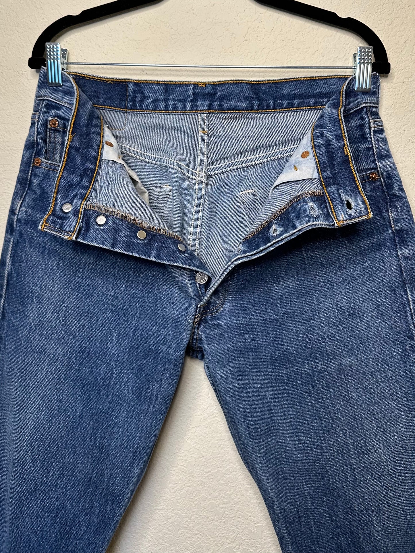 90’s Levi’s 501 Crop Jeans (Men’s 31x28 / Women’s 8)