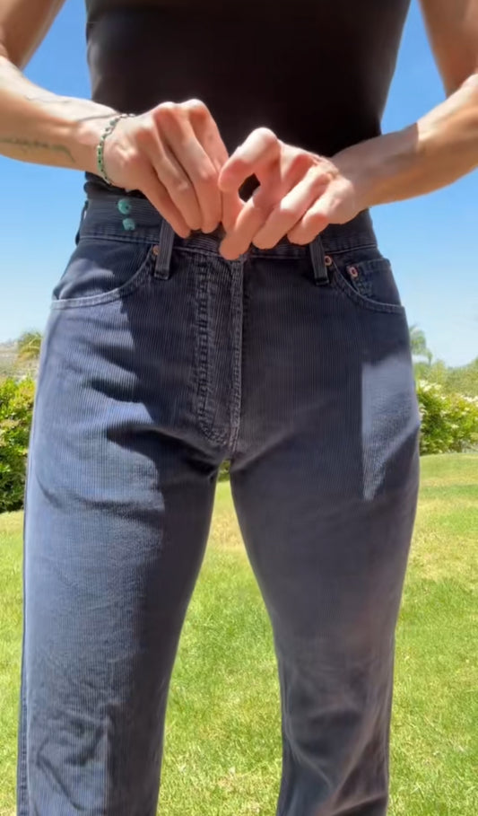 90’s Levi’s 551 Button-Fly Corduroy Pants (27x32.5)