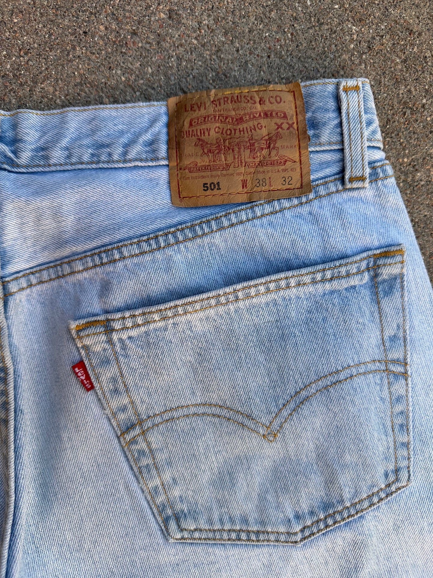 90’s Levi’s 501 Light Wash Denim USA Jeans (Men’s 36x32/Women’s 34)