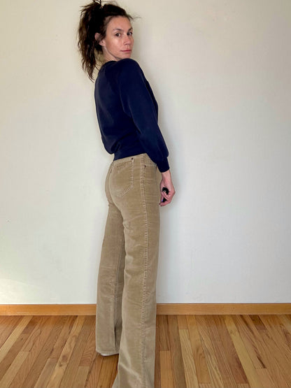 70’s Levi’s Movin’ On Velvet Corduroy Flare Pants w/ Hidden Rivets (Modern 6/8)