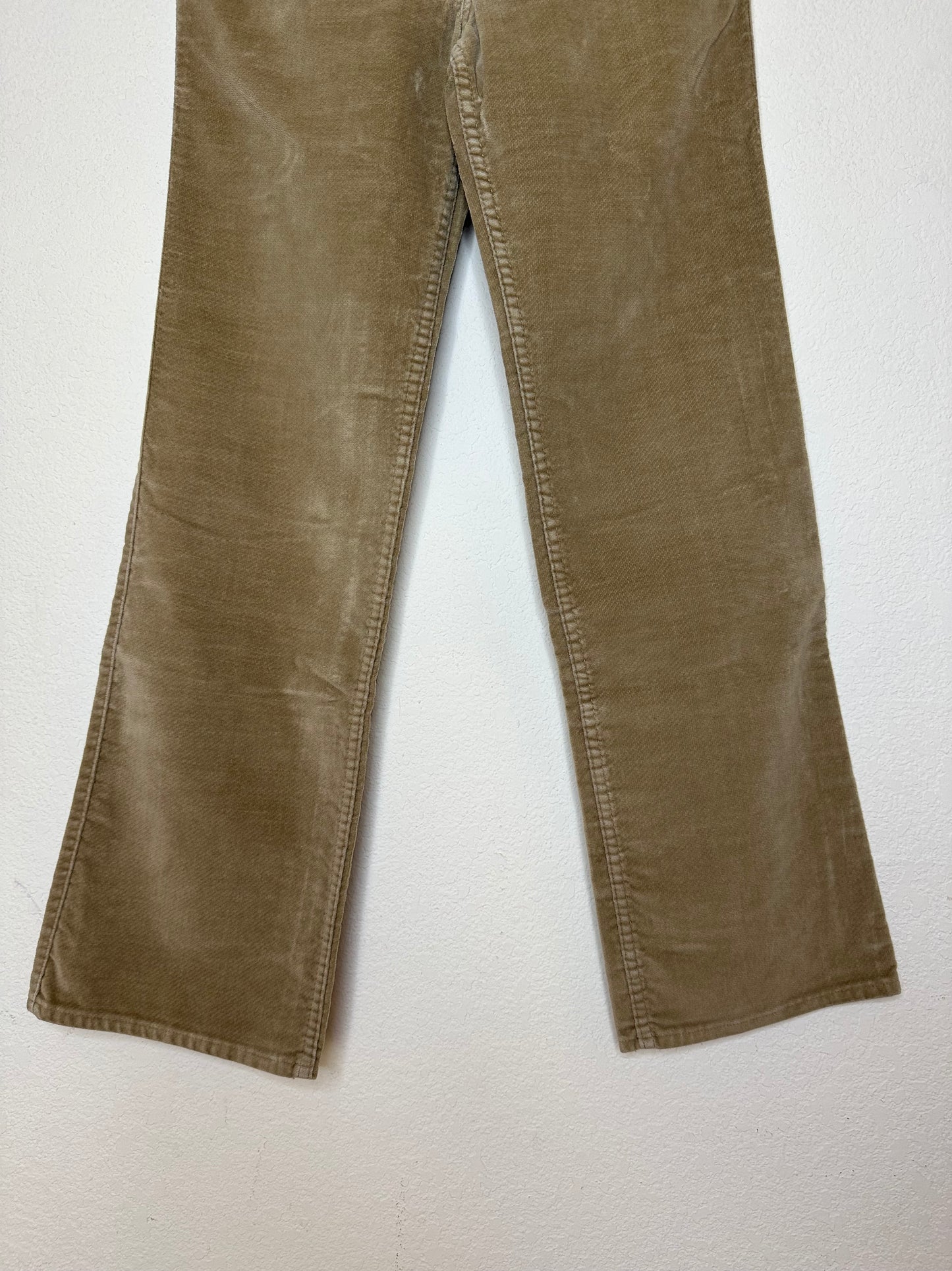 70’s Levi’s Movin’ On Velvet Corduroy Flare Pants w/ Hidden Rivets (Modern 6/8)